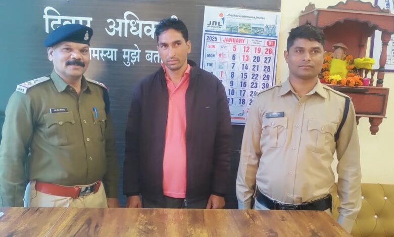 सामूहिक बलात्कार का फरार पुलिस के गिरफ्त में, इस बहाने से बुलाये थे महिला को घर