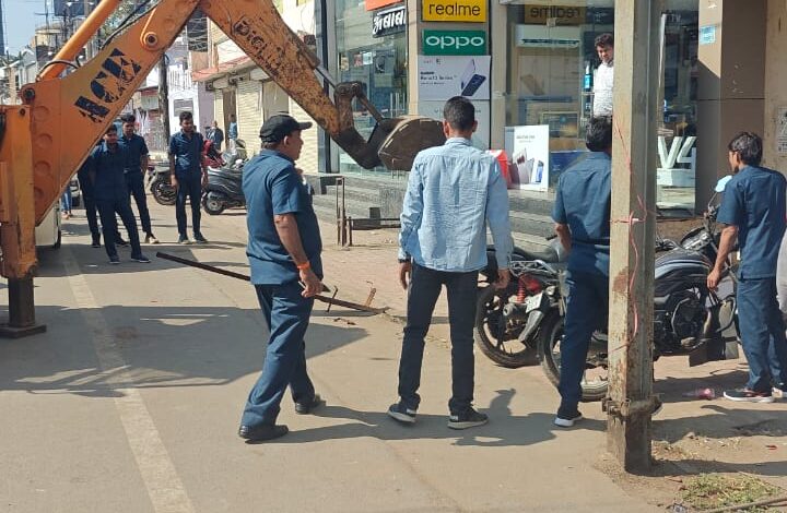 मरीन ड्राइव में अतिक्रमण मुक्त अभियान, 20 से अधिक स्थानों पर हटाए अतिक्रमण, ट्रैफिक हुआ सुगम