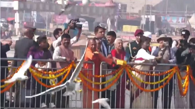 प्रयागराज पहुंची राष्ट्रपति द्रौपदी मुर्मू, लगाएंगी आस्था की डुबकी