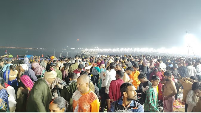 माघी पूर्णिमा पर प्रयागराज में लाखों श्रद्धालुओं ने लगाई पवित्र डुबकी