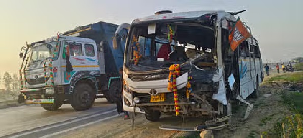 दर्दनाक हादसा : प्रयागराज महाकुंभ जा रही डबल डेकर बस हादसे का शिकार, छह लोगों की मौत