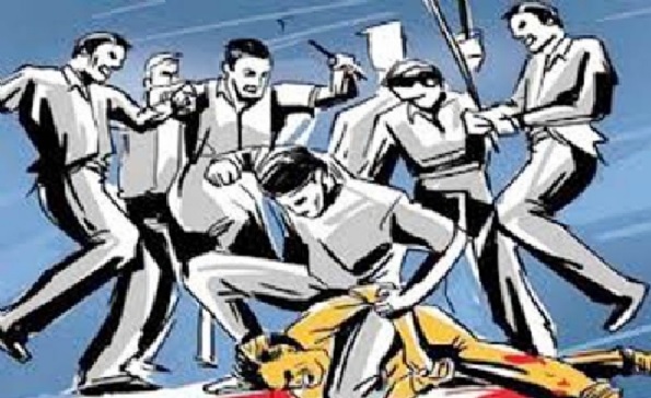 मैरिज पैलेस में कैटरिंग मैनेजर से मेहमानों ने रोटी को लेकर किया विवाद, फिर फेंकी कुर्सियां